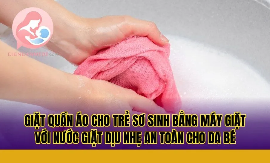 Giặt quần áo cho trẻ sơ sinh bằng máy giặt với nước giặt dịu nhẹ an toàn cho da bé