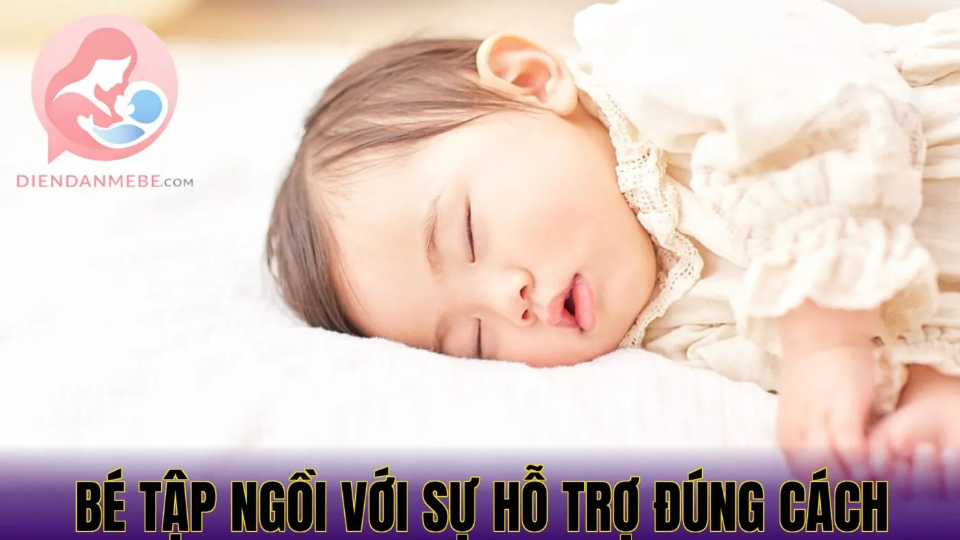 Bé tập ngồi với sự hỗ trợ đúng cách